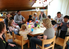 Neuhof Essen 1-2009 Eltern und Kinder um einen Tisch